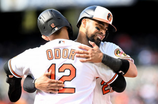 Robinson Chirinos hugs Rougned Odor white