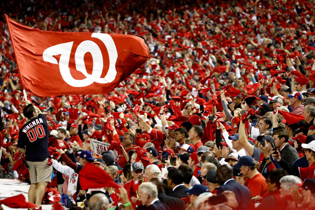 Nats-Park-WS-G3-Glag-Waving-Fans