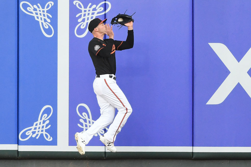 Trey Mancini catch into wall black