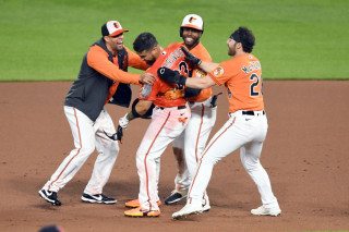 chirinos-mobbed-walkoff-orange